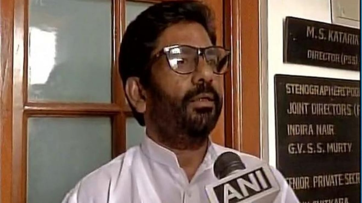 In March 2017, Shiv Sena MP Ravindra Gaikwad involved in a brawl with an Air India employee where he hit the employee with a slipper over seating issues. Post this incident, Gaikwad was banned by a group of airlines