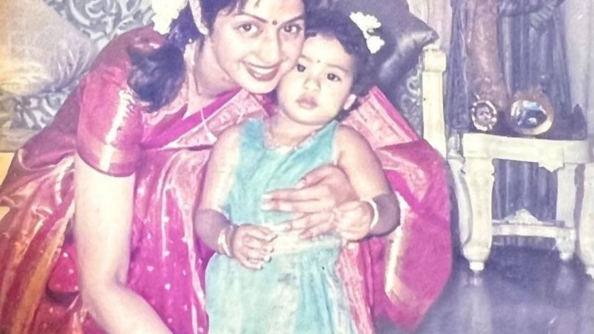 Dressed in South Indian traditional attire, Janhvi Kapoor and Sridevi pose for a photo. Credit: Instagram/@janhvikapoor