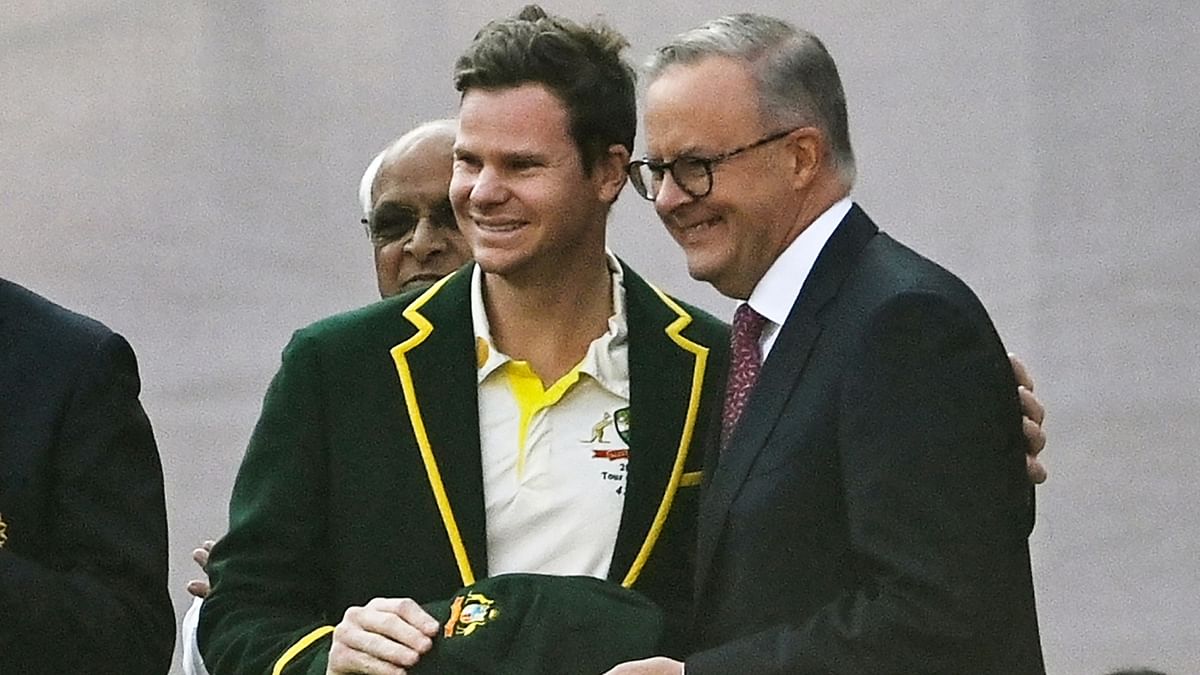 Albanese poses for a picture with Australia's captain Steven Smith. Credit: AFP Photo
