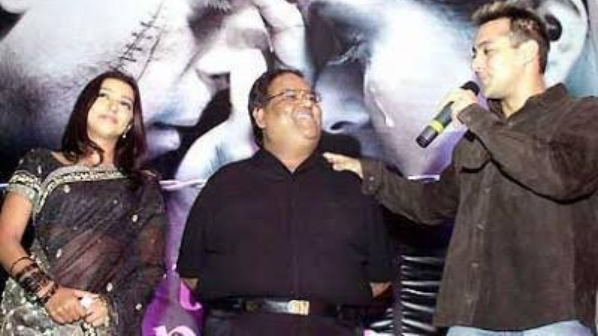 During the filming of ‘Tere Naam’ things got a bit awkward between Satish Kaushik and Salman Khan. It is alleged that Satish got slapped by Salman Khan. Credit: Twitter/@satishkaushik2