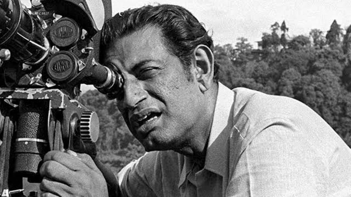 Veteran filmmaker Satyajit Ray was felicitated with an Honorary Oscar for Lifetime Achievement in the year 1992. Credit: Twitter/@ovshake42