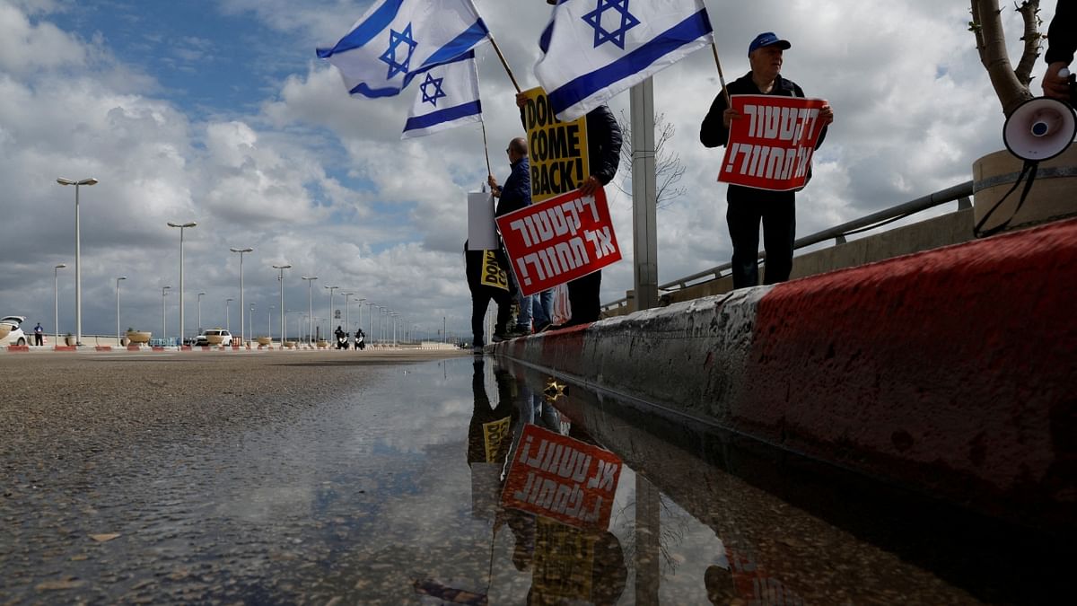 Protesters demonstrate at Ben Gurion International Airport in an attempt to disrupt the departure of Israeli Prime Minister Benjamin Netanyahu to Berlin for a state visit. Credit: Reuters Photo