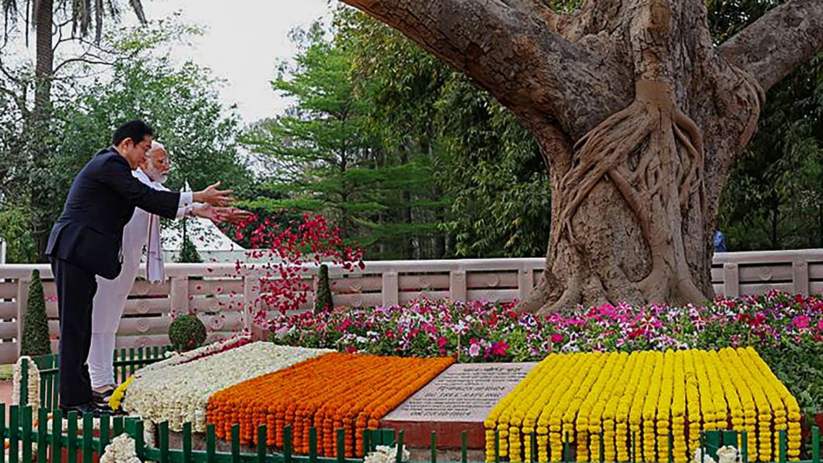 They also offered floral tributes at Buddha Jayanti Park in New Delhi. Credit: PIB