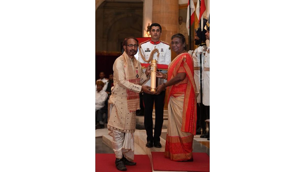 President Droupadi Murmu presents the Padma Shri award to Hem Chandra Goswami in the category of ‘Art’. Goswami is a Sattriya artist of Assam and has established an institute on Sattriya art and culture in Chamaguri Satra Majuli to teach the new generation about the tradition of mask-making. Credit: PIB
