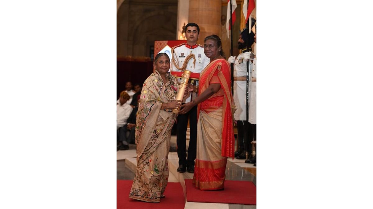 President Droupadi Murmu presents the Padma Shri award to Pritikana Goswami in the category of ‘Art’. She is a renowned artisan and craftswoman of Nakshi Kantha. She has been involved in training and empowering rural women in this art form for over five decades. Credit: PIB