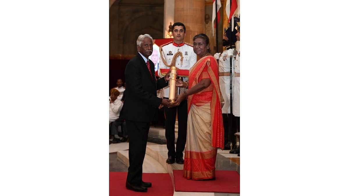President Droupadi Murmu presents the Padma Shri award to Dr Modadugu Vijay Gupta in the category of ‘Science & Engineering’. He has worked for the empowerment of rural women and landless people in developing countries through simple, low-cost fish farming technologies. Credit: PIB