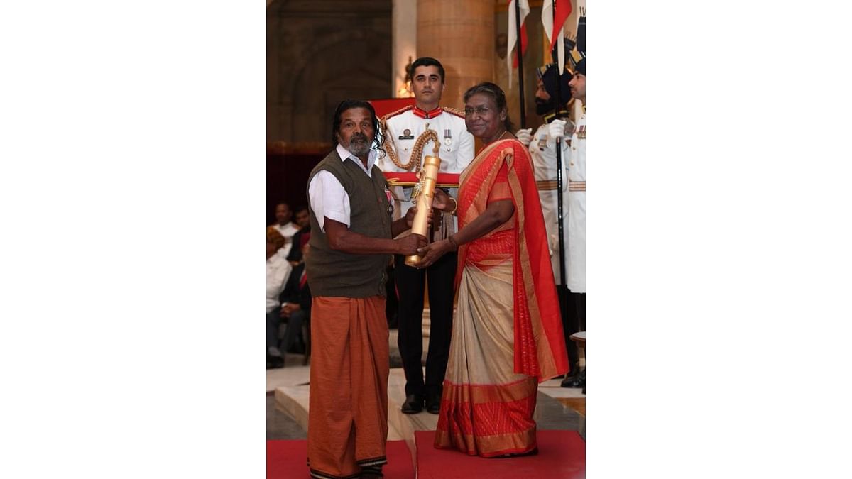 President Droupadi Murmu presents the Padma Shri award to Raman Cheruvayal in the category of ‘Agriculture’. A tribal farmer from Kerala, he is known for his contribution to sustainable agriculture and preservation of biodiversity. Credit: PIB