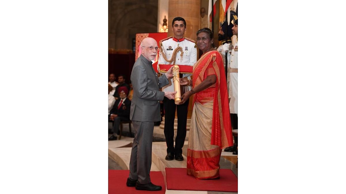 President Droupadi Murmu presents the Padma Shri award to Dr Sankurathri Chandrasekhar in the category of ‘Social Work’. He is the Managing Trustee of Sankurathri Foundation which has educated a large number of rural students, provided eye-care to over 37 lakh people, and performed over 3 lakh surgeries. Credit: PIB