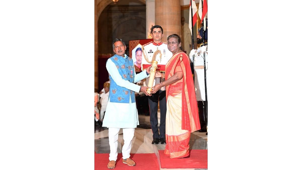 President Droupadi Murmu presents the Padma Shri award to Bhanubhai Chunilal Chitara in the category of ‘Art’. He has helped in preserving and promoting the traditional Mata Ni Pachedi craft of Gujarat. Credit: PIB