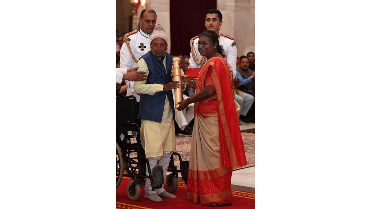 President Droupadi Murmu presents the Padma Shri award to Mahipatrai Prataprai Kavi in the category of ‘Art’. He is an international puppeteer and the founder of ‘Puppets and Plays’. Credit: PIB