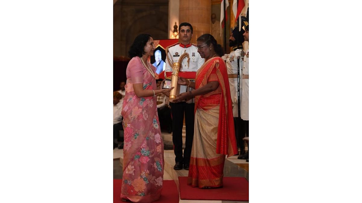 President Droupadi Murmu presents Padma Shri to Rakesh Jhunjhunwala (Posthumous) in the category of ‘Trade & Industry’. An investor, trader, and philanthropist, he was known for his unique investment style and astute market predictions. Credit: PIB