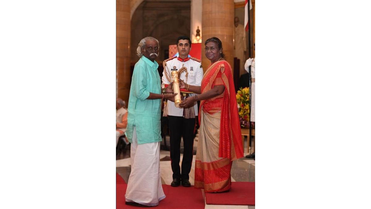 President Droupadi Murmu presents the Padma Shri award to Nadoja P Munivenkatappa in the category of ‘Art’. A Tamate folk instrument artist, he has played an important role in preserving and promoting the traditional hand-drum instrument, which has its roots in the old Mysuru region of Karnataka. Credit: PIB