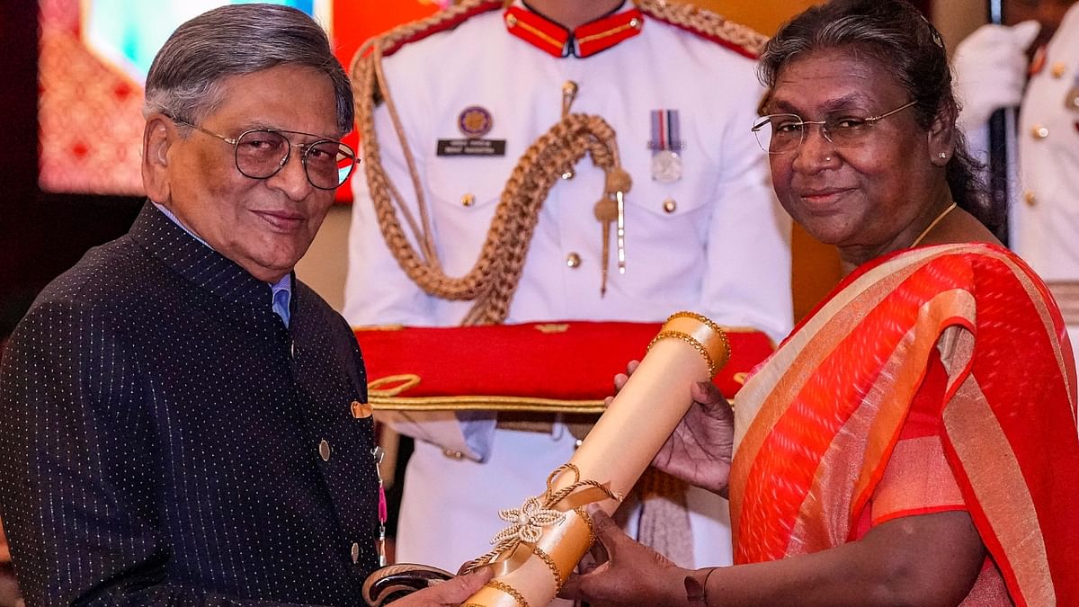 President Droupadi Murmu presents the Padma Vibhushan to former union minister S M Krishna during the Padma Awards 2023 ceremony at Rashtrapati Bhawan, in New Delhi. Krishna led the Congress party to victory and completed the full term as the Chief Minister in Karnataka from 1999 to 2004. Credit: PTI Photo