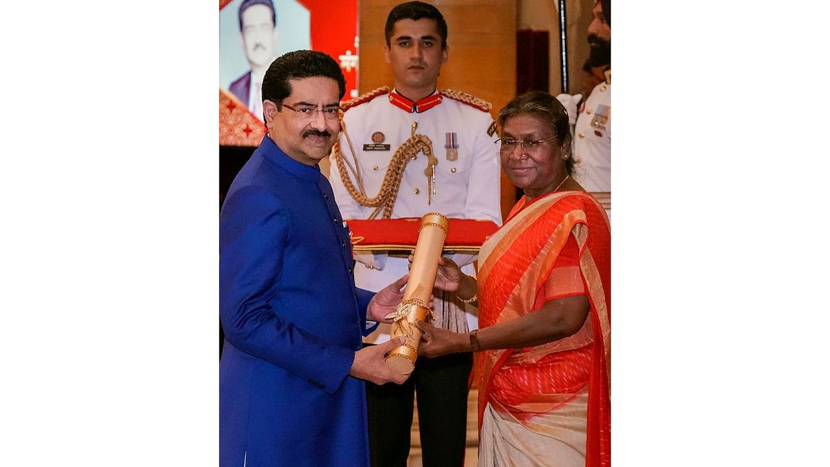 President Murmu presents Padma Bhushan award to industrialist Kumar Mangalam Birla during Padma Awards 2023 ceremony at Rashtrapati Bhawan, in New Delhi. Credit: PTI Photo