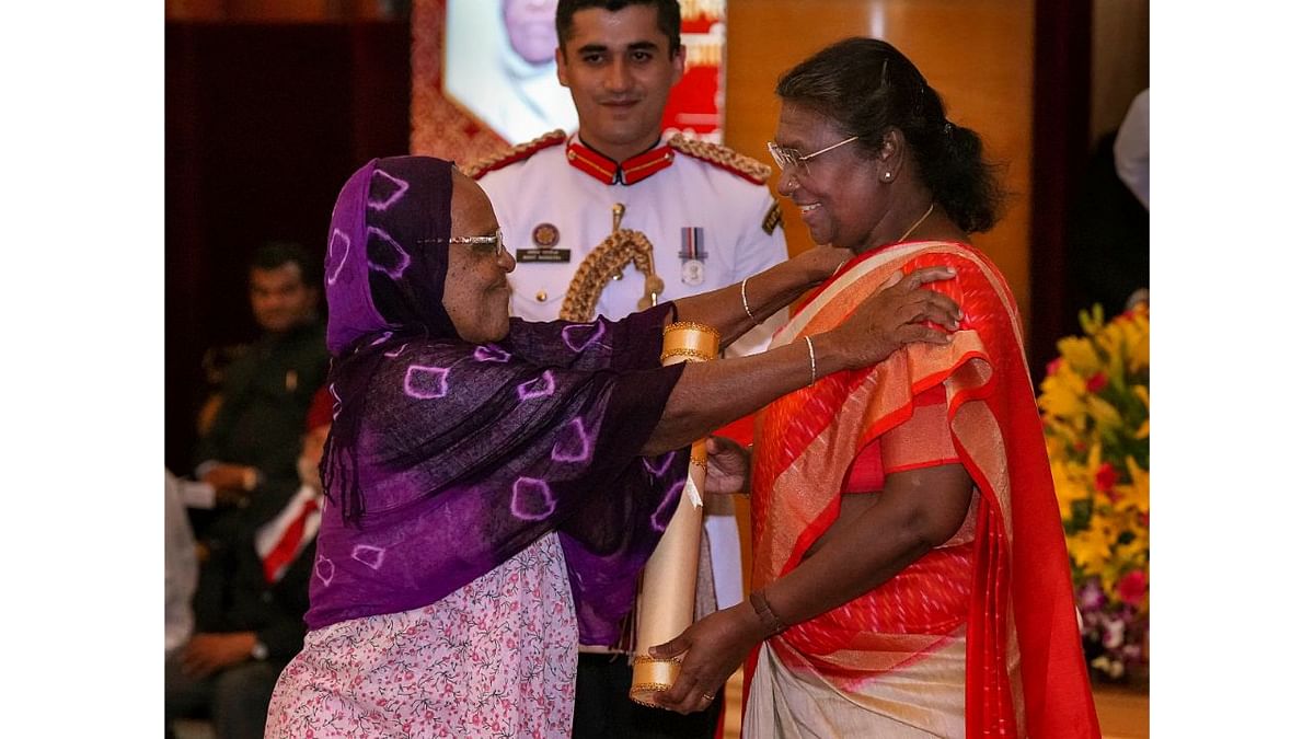 President Droupadi Murmu presents the Padma Shri award to Hirbaiben Ibrahimbhai Lobi, a Siddi activist from rural Gujarat, for her contributions to the field of 'Social Work'. Credit: PTI Photo