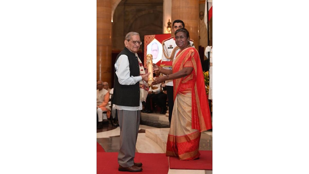 President Droupadi Murmu presents the Padma Bhushan award to Professor Kapil Kapoor in the category of 'Literature & Education'. A former Professor of English at JNU, Kapoor is known for his efforts to indigenise higher education by integrating Indian knowledge systems and establishing dedicated Institutes. Credit: PIB