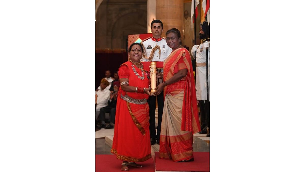President Droupadi Murmu presents the Padma Shri award to Usha Barle in the 'Art' category. Barle is a performer of Pandwani and Panthi art forms of Chhattisgarh. She has used these art forms to spread awareness among women about their rights and make people aware about govt schemes. Credit: Special Arrangement