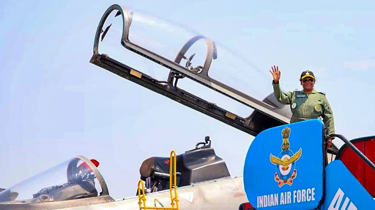 Murmu then reached the hangar wearing the flying suit, and waved at the waiting journalists before climbing the ladder to board the aircraft. Credit: Twitter/@rashtrapatibhvn