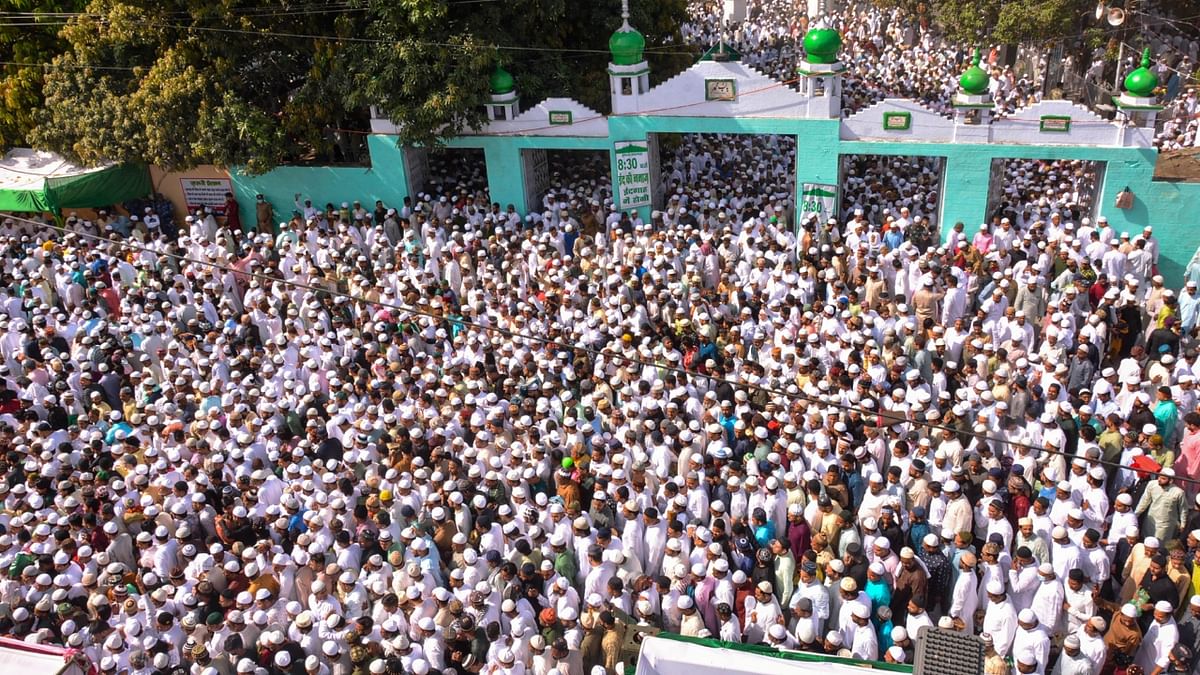 Muslims gather at Badi Idgah for Eid-ul-Fitr prayers, in Kanpur, Uttar Pradesh. Credit: PTI Photo