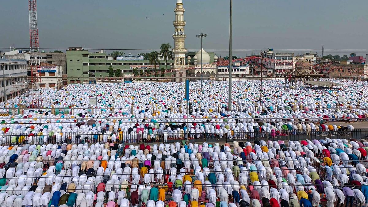 Muslims offer Namaz on the occasion of Eid-ul-Fitr, at Sujapur in Malda, West Bengal. Credit: PTI Photo