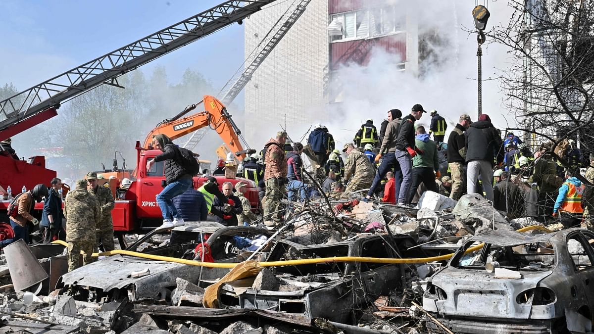 Both sides have reported escalating attacks in recent days. After firing a rocket into an apartment block in central Ukraine on April 28, killing at least 23 people, Russia bombarded Ukrainian towns and villages along the frontline over the weekend, while a series of explosions also took place deep behind Russian lines. Credit: AFP Photo