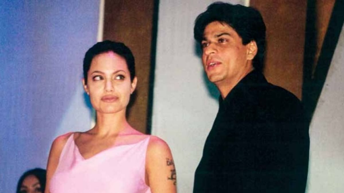 Jolie was seen on the stage presenting the 'Best Actress Award' along with Bollywood superstar Shah Rukh Khan in 2000. Credit: IIFA