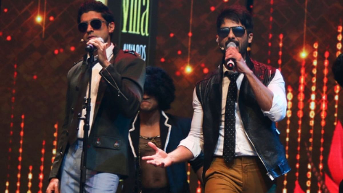 Shahid Kapoor and Farhan Akhtar (IIFA 2016): Shahid and Farhan have hosted IIFA as a pair thrice in the past and each time they have left us laughing our guts out. These two charmed all with their vibe everytime they turned host for the awards. Credit: IIFA
