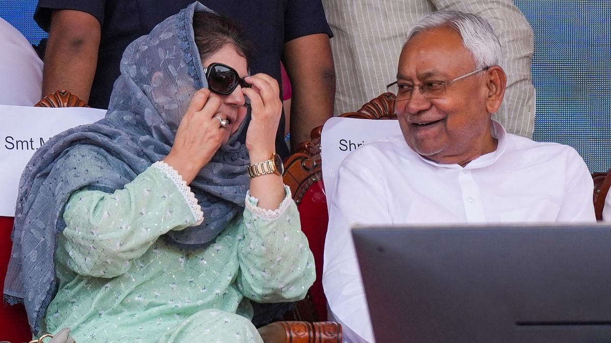 Bihar Chief Minister Nitish Kumar and PDP Chief Mehbooba Mufti during the swearing-in ceremony of Congress government. Credit: PTI Photo