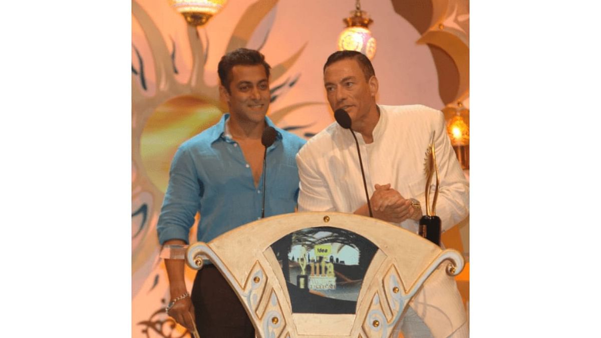 Salman's cameo with Hollywood star Jean-Claude Van Damme on stage at IIFA 2014 at the prestigious award ceremony. Credit: IIFA