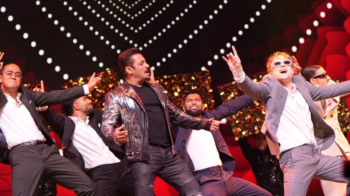 The crowd couldn’t stop applauding the performance by Salman Khan on 'Oh Oh Jaane Jana' with Norwegian dance group 'Quick Style' at the Nexa IIFA Awards 2023, held at Etihad Arena, Yas Island in Abu Dhabi. Credit: IIFA