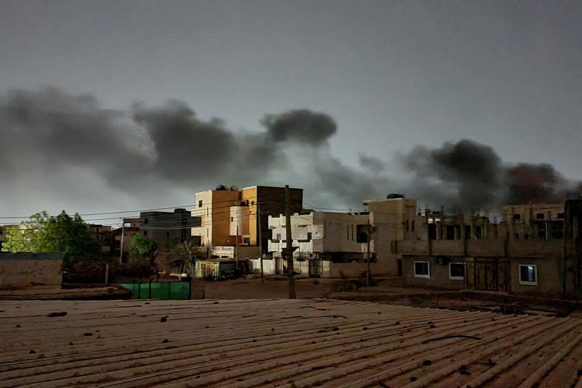 Smoke billows in southern Khartoum. Credit: AFP Photo