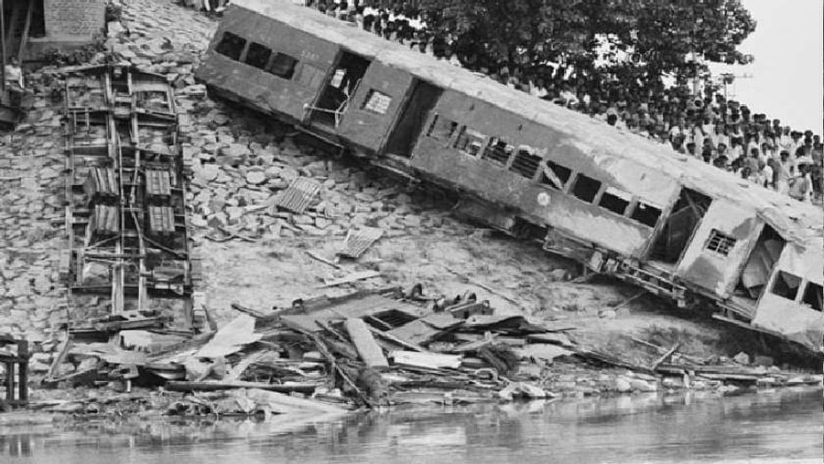 Bihar Train Disaster (1981): The accident happened when the Sealdah Express collided with the stationary Vananchal Express near the town of Saharsa in Bihar on June 6, 1981. The collision resulted in a massive fire that engulfed several coaches, leading to a high number of casualties. The death toll is believed to be over 1,000. Credit: Twitter/@PrasunNagar