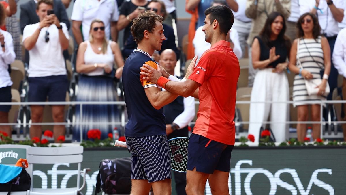 Casper Ruud congratulates Novak Djokovic on his win. Credit: Reuters Photo