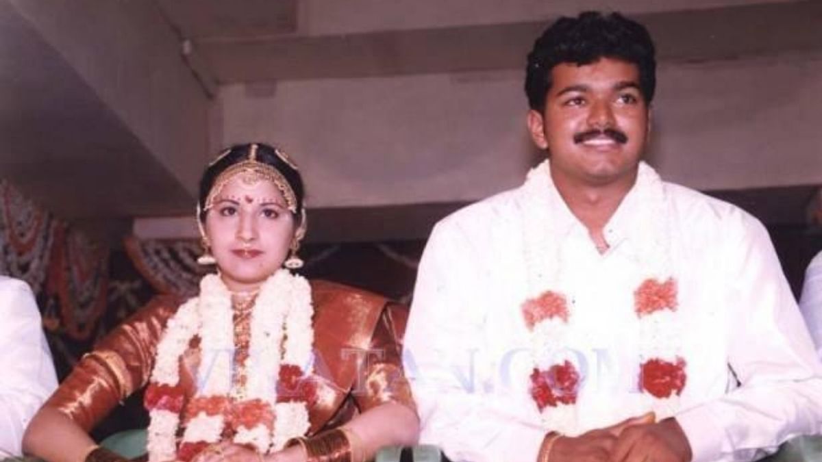 Vijay is one of those actors to have married one of his own fan. Reportedly, his wife Sangeeta was a huge fan of Vijay and met him during the shoot of a movie of his in Film City, Chennai. Soon love blossomed and Vijay married Sangeetha in 1999 after a brief courtship. Credit: Twitter/@onlynikil