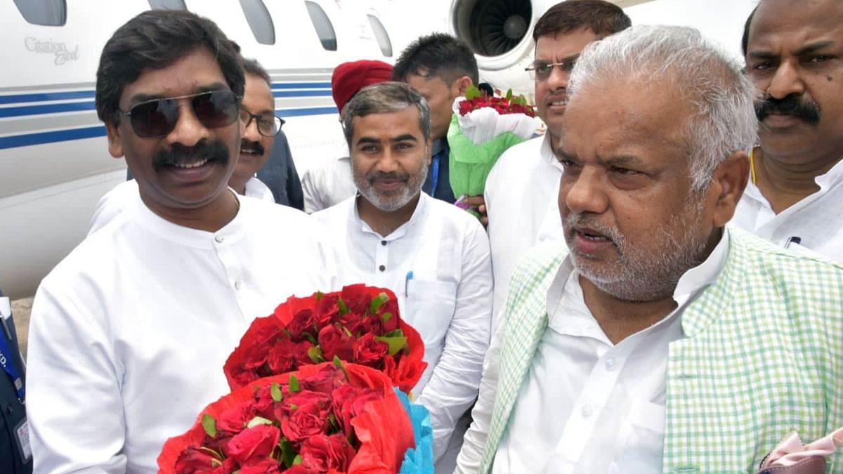 Jharkhand Chief Minister Hemant Soren being welcomed by JD-U leaders on his arrival for the opposition parties meeting, at Patna Airport. Credit: IANS Photo