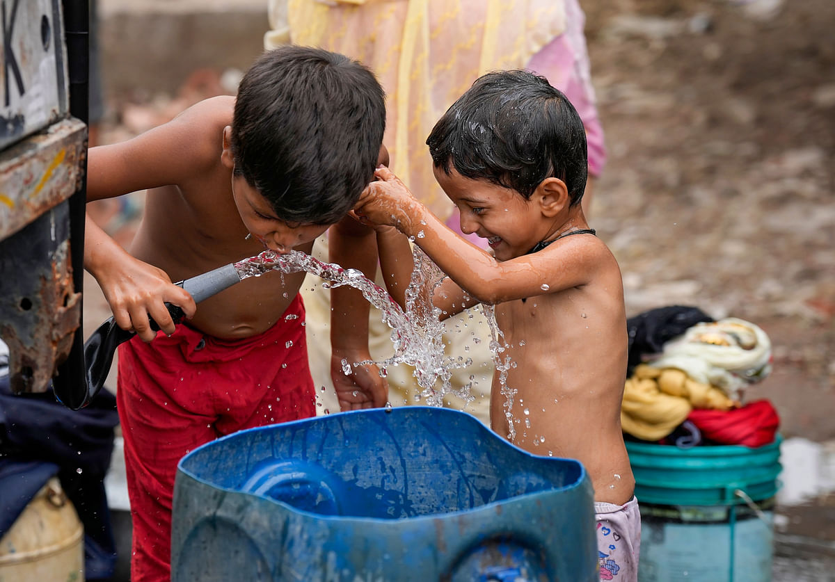 Flood affected people near the Old Yamuna Bridge (Loha Pul), in New Delhi. Credit: PTI Photo