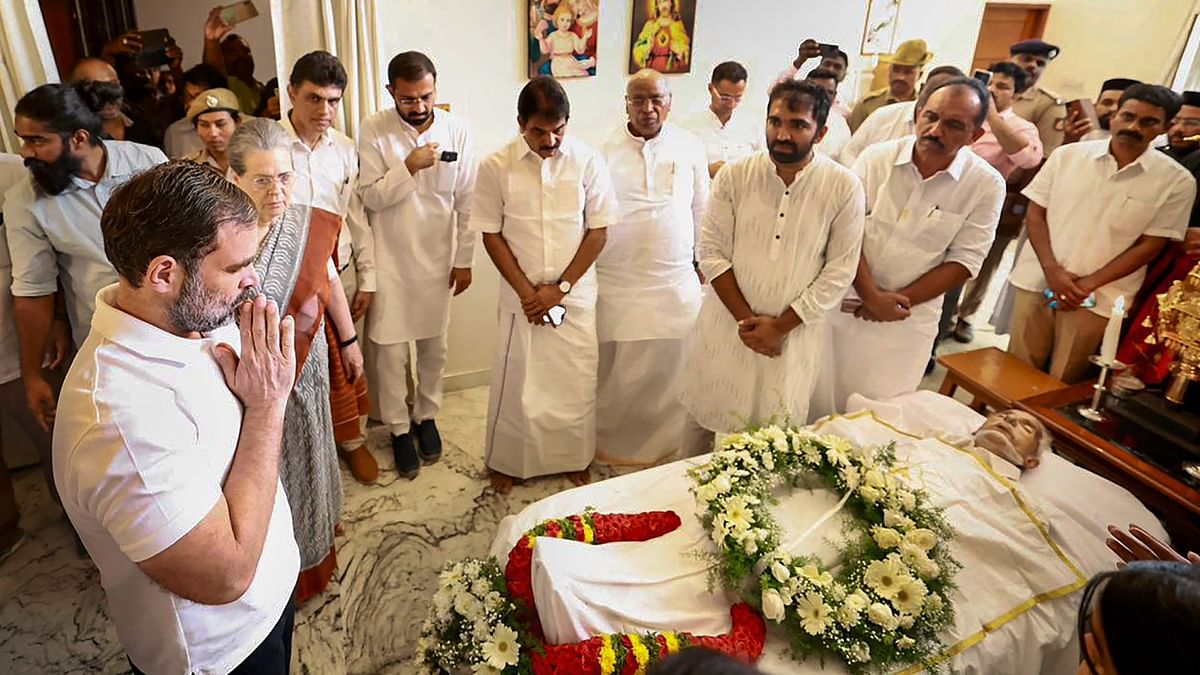 Congress leader Rahul Gandhi pays his last respects to former Kerala chief minister Oommen Chandy in Bengaluru. Credit: Twitter/INCIndia
