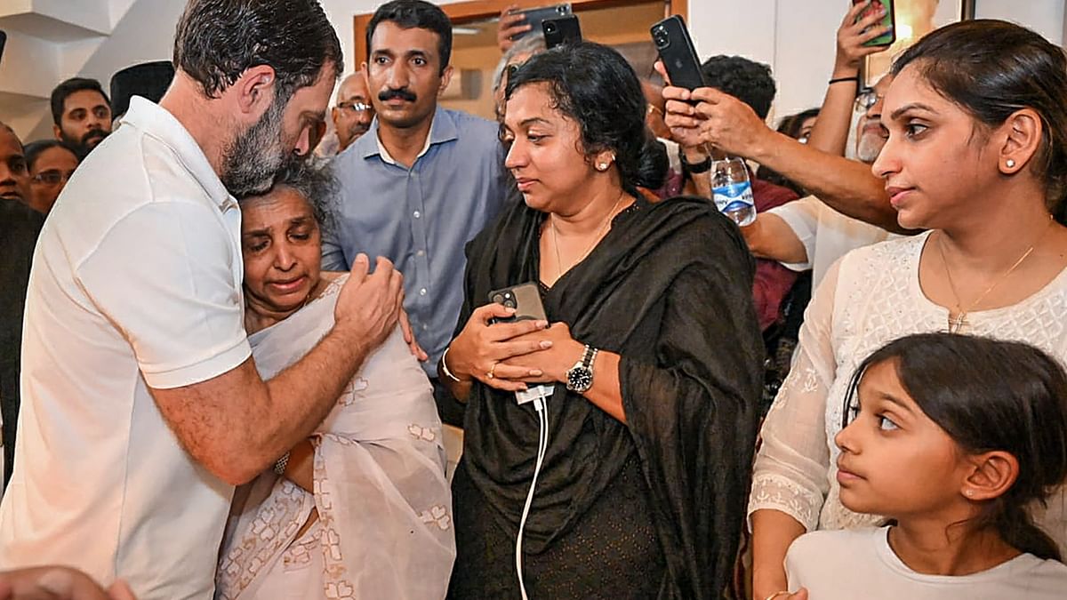 Congress leader Rahul Gandhi offers his condolences to family members of Kerala chief minister Oommen Chandy in Bengaluru. Credit: PTI Photo