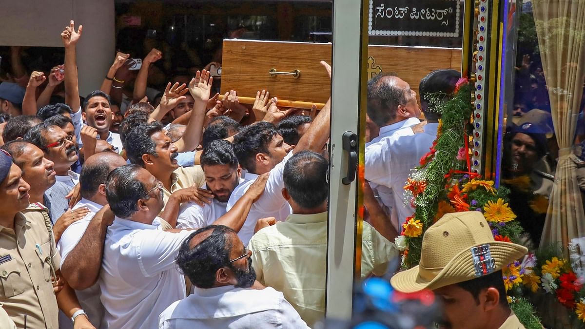 Mortal remains of former Kerala chief minister Oommen Chandy being taken to Kerala from Bengaluru. Credit: PTI Photo