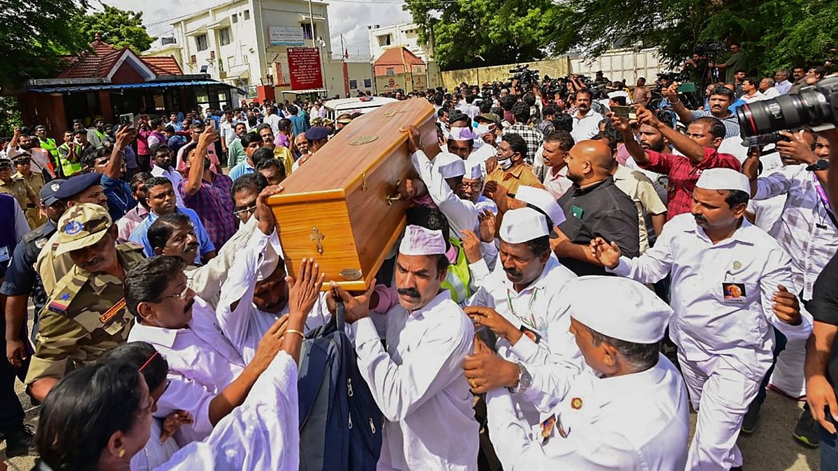 Congress Sevadal workers carry the coffin of former Kerala CM Oommen Chandy to an ambulance outside the airport after his body was brought to Thiruvananthapuram from Bengaluru in a special aircraft. Credit: PTI Photo