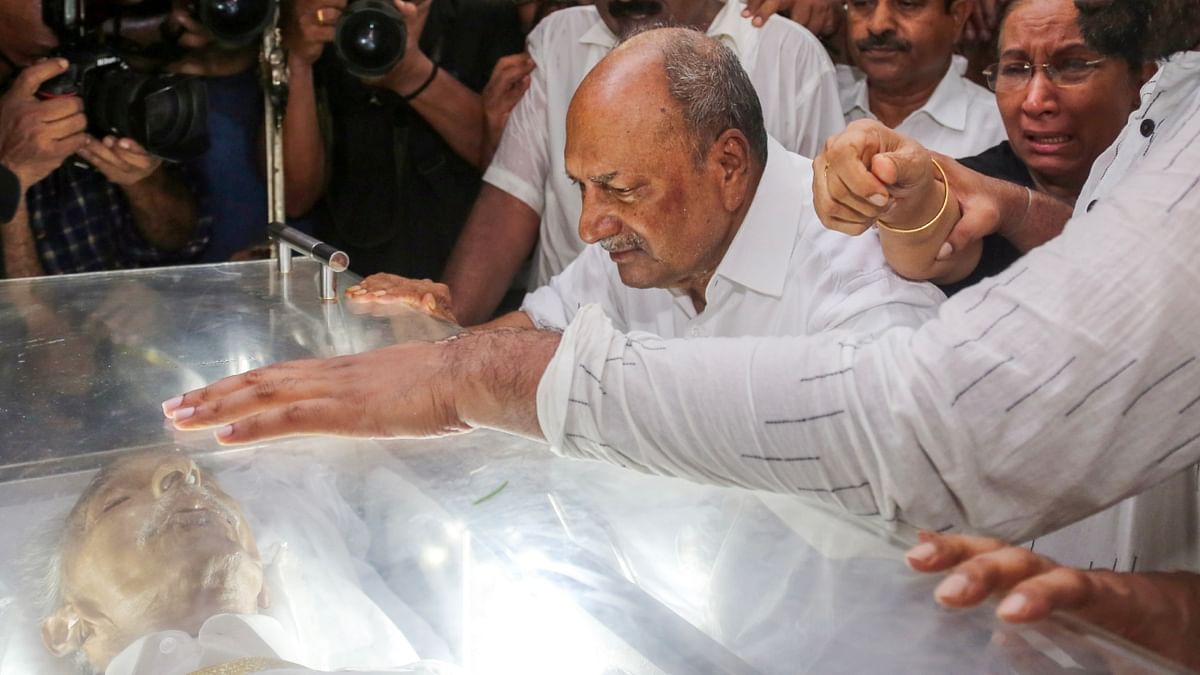 Congress veteran A K Antony gets emotional while paying his last respects to former Kerala CM and his close friend Oommen Chandy in Thiruvananthapuram. Credit: PTI Photo