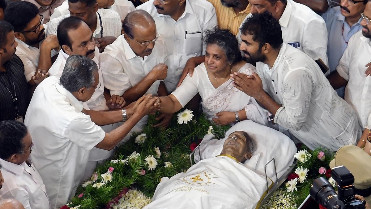 Kerala Chief Minister Pinarayi Vijayan consoles the former Chief Minister Oommen Chandy's wife Maryamma and son Chandy Oommen. Credit: PTI Photo