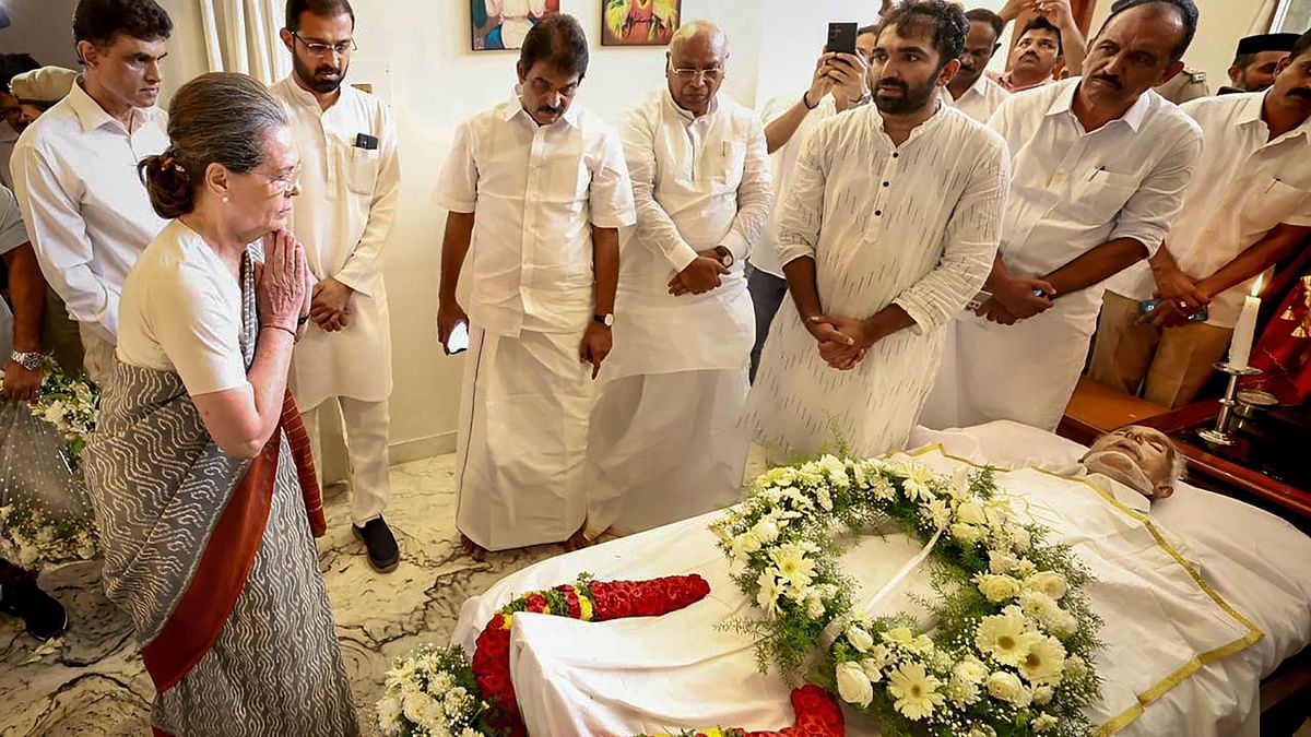 Congress leader Sonia Gandhi pays her last respects to former Kerala chief minister Oommen Chandy in Bengaluru. Credit: Twitter/@INCIndia