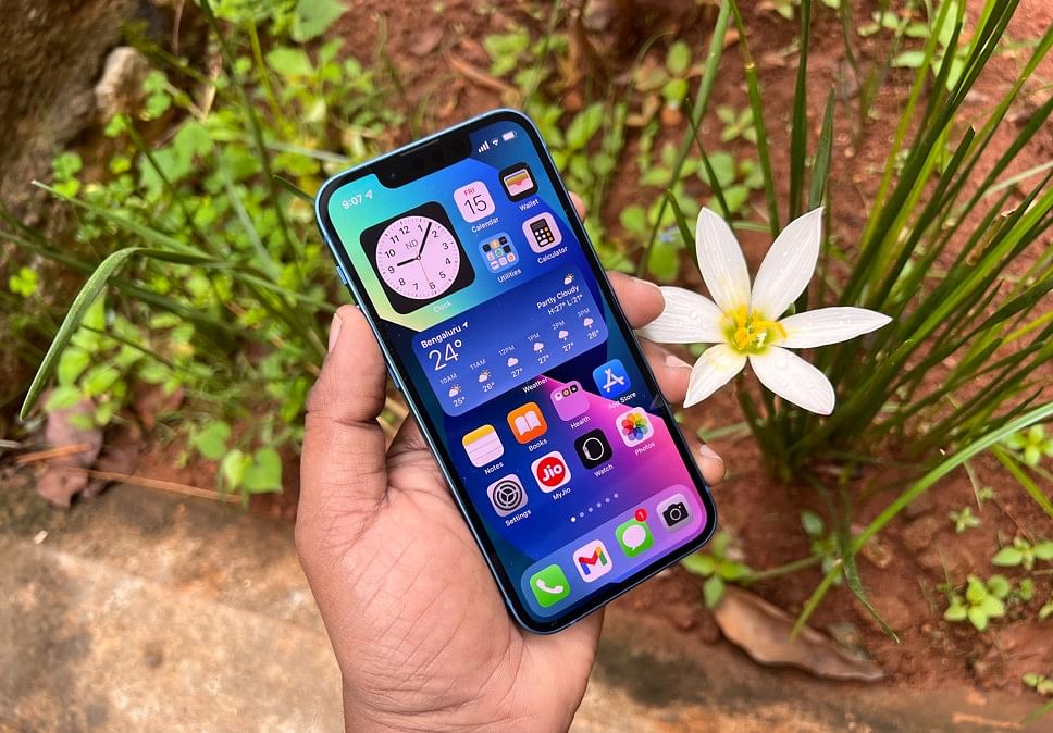 iPhone 13 Mini: Apple's latest pocket rocket promises to be small but  mighty - CNET