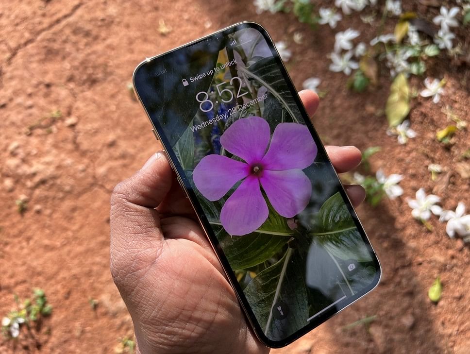 Apple iPhone 13 Pro features a 6.1-inch Super Retina XDR OLED (2532x1170p) display with True Tone technology. Credit: DH Photo/KVN Rohit