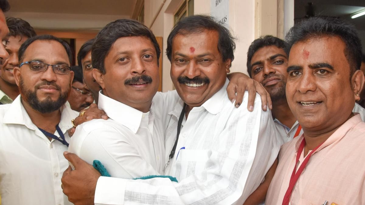 Akhanda Srinivasamurthy (third from left) had won from Pulakeshinagar with the highest margin in the 2018 elections. He is seen in this file photo with Byrathi Suresh, who won from Hebbal, and his supporters. Credit: DH Photo