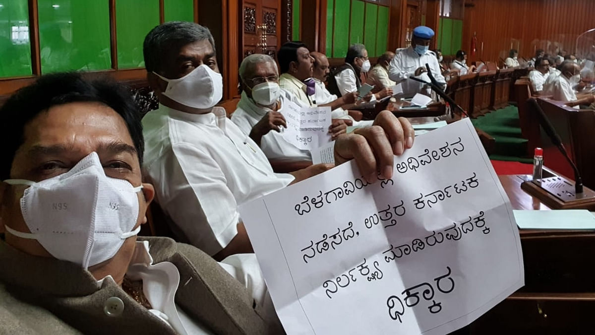 The Congress MLAs showed anti-government placards and shouted slogans as Governor Vajubhai R Vala began addressing the joint session of the legislature on Thursday in Bengaluru. Credit: DH Photo