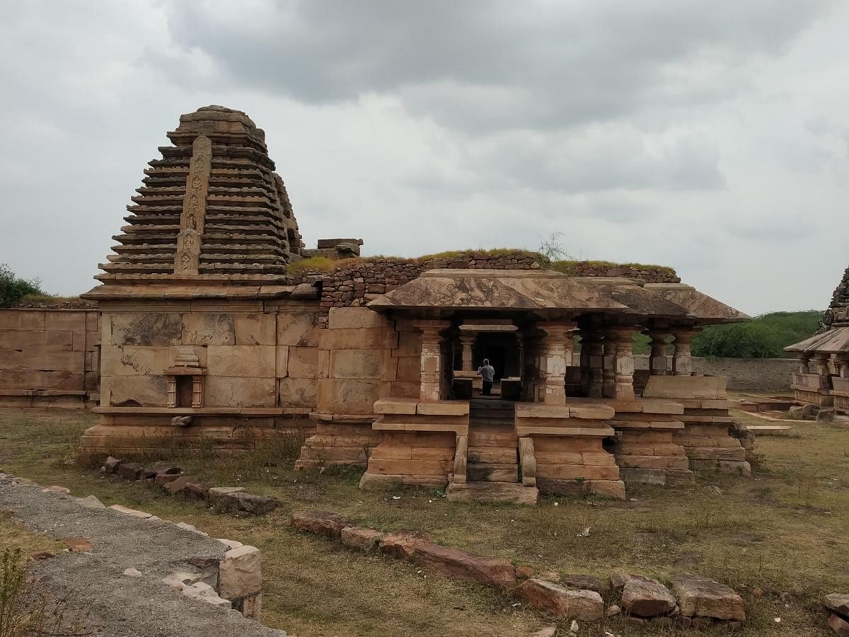 Attractions: 200-year-old silk cotton tree on Ramdurg-Katkol Road; temples within the Bhutnath temple complex; a view of the palatial house of Shinde Sarkar, in Killa Torgal; the door jamb of a ruined temple in Hannikeri. photos by author
