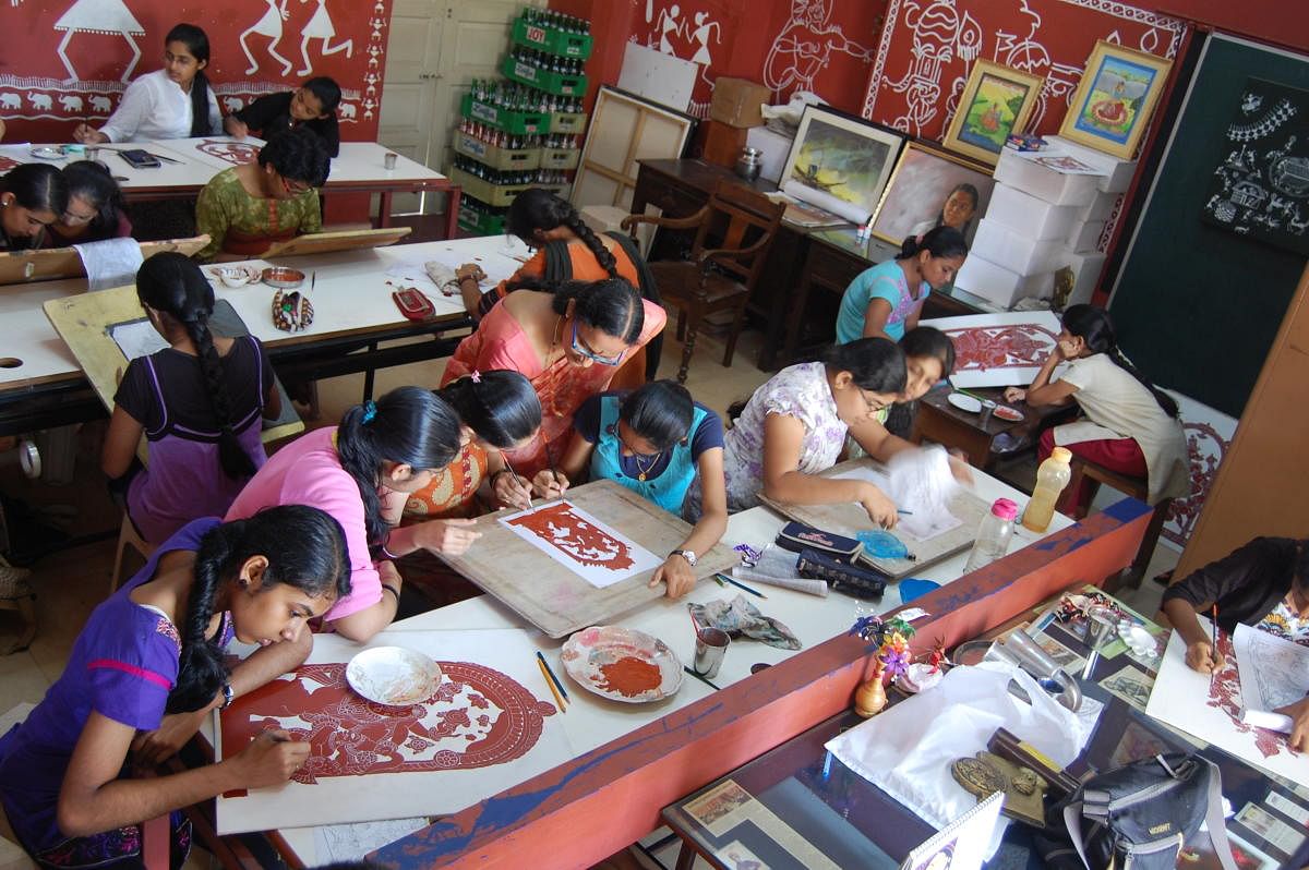 in red and white: Artist Veena Srinivas has been encouraging youngsters to experiment with Kaavi Kale through workshops.