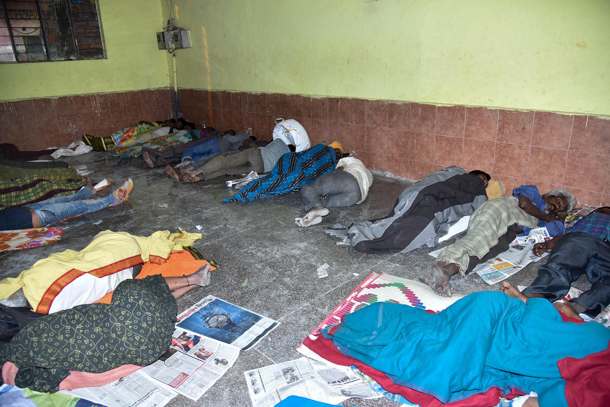 Homeless people are accommodated at a shelter in Kalasipalyam; (below) BBMP volunteers conduct a survey at a shelter home. DH Photo/ B H Shivakumar